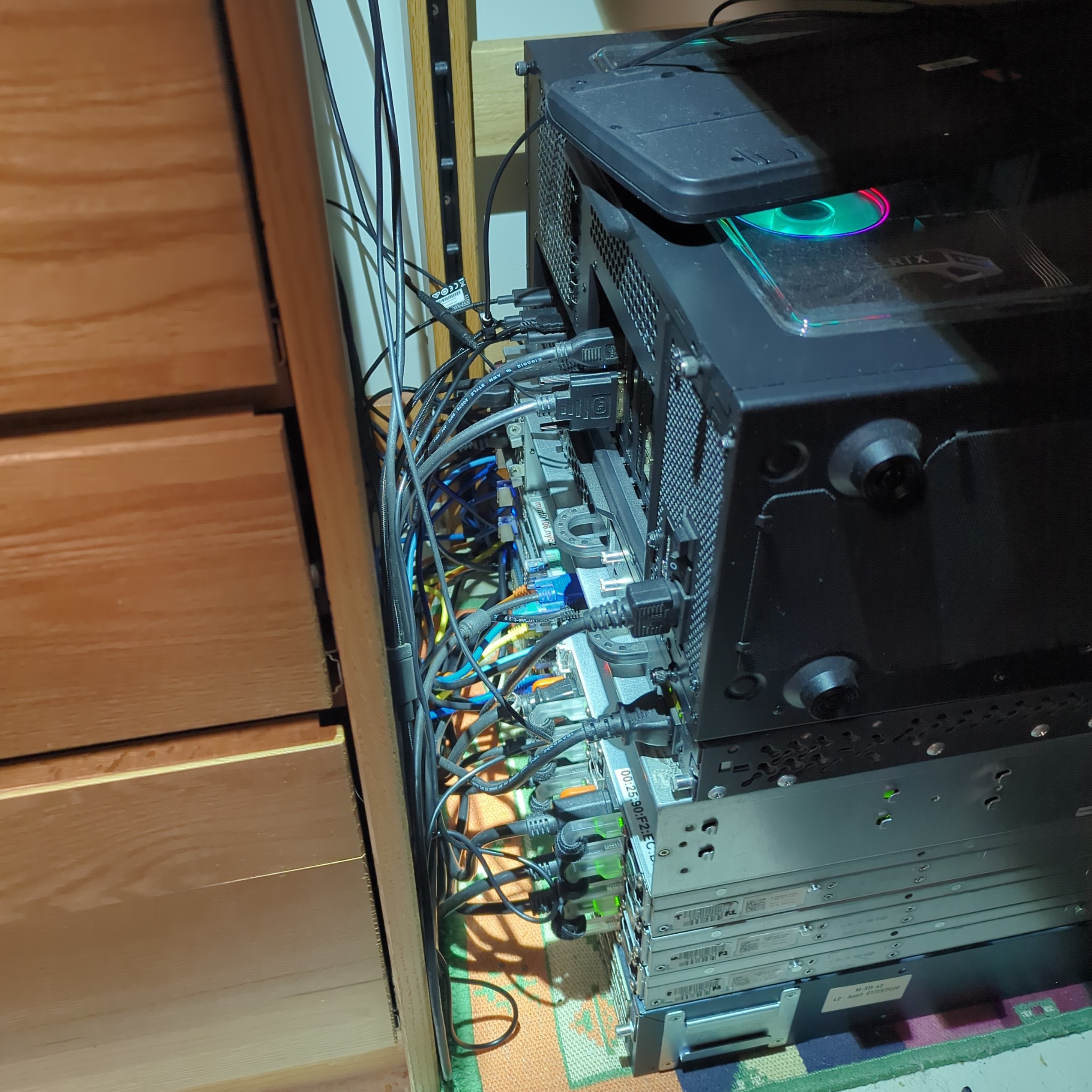 a view of how bad the cable managment is of my homelab.